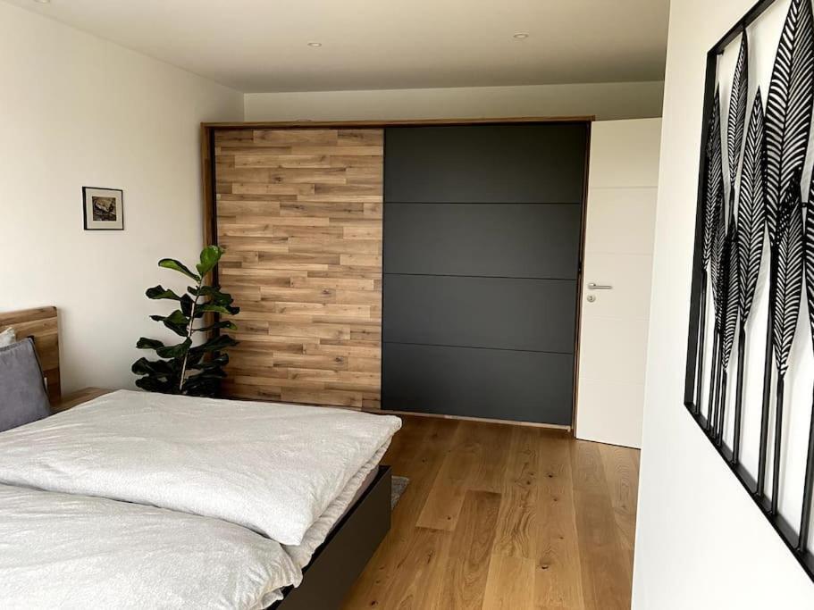 Modernes City-Appartement นอยชตัดท์ อัน แดร์ ไวน์ชตราเซอ ภายนอก รูปภาพ